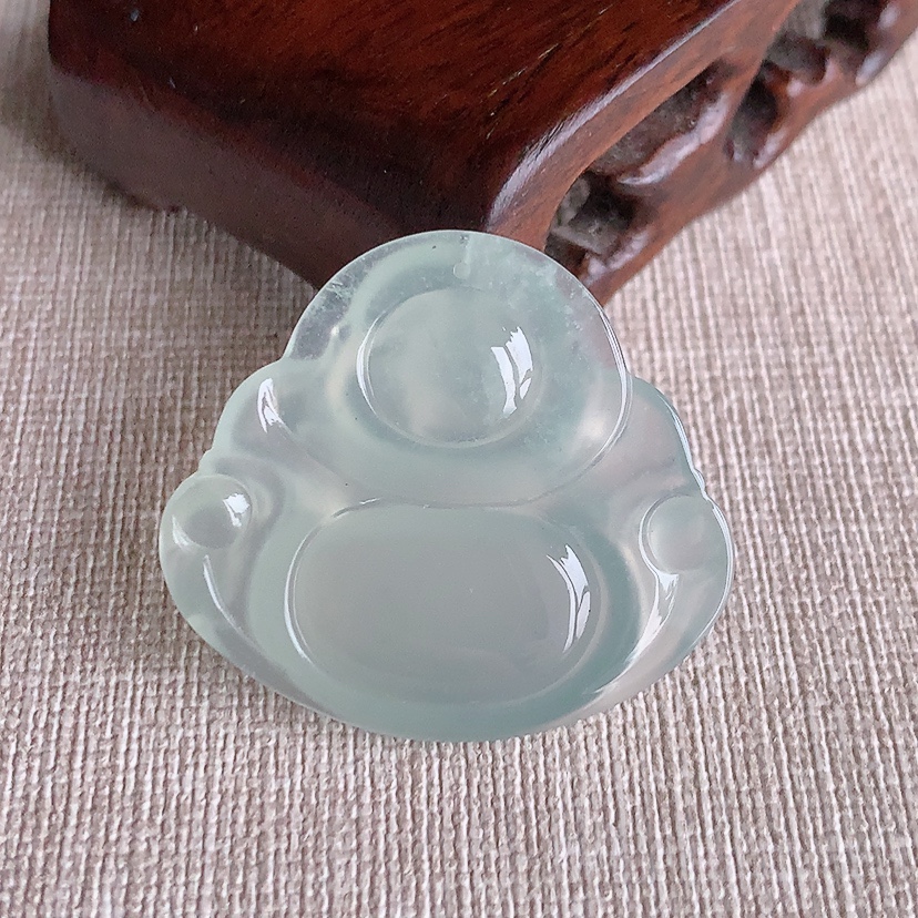 天然A货翡翠晴水佛公吊坠 
尺寸31.5-35.6-5.8mm 重量10.00g 0328