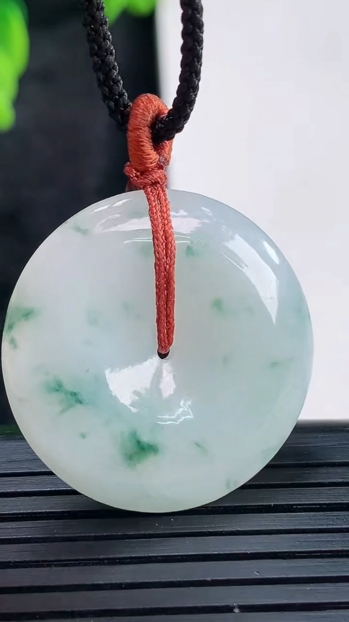 天然A货翡翠飘花平安扣吊坠，尺寸29-6重量:9.92g
3月29日