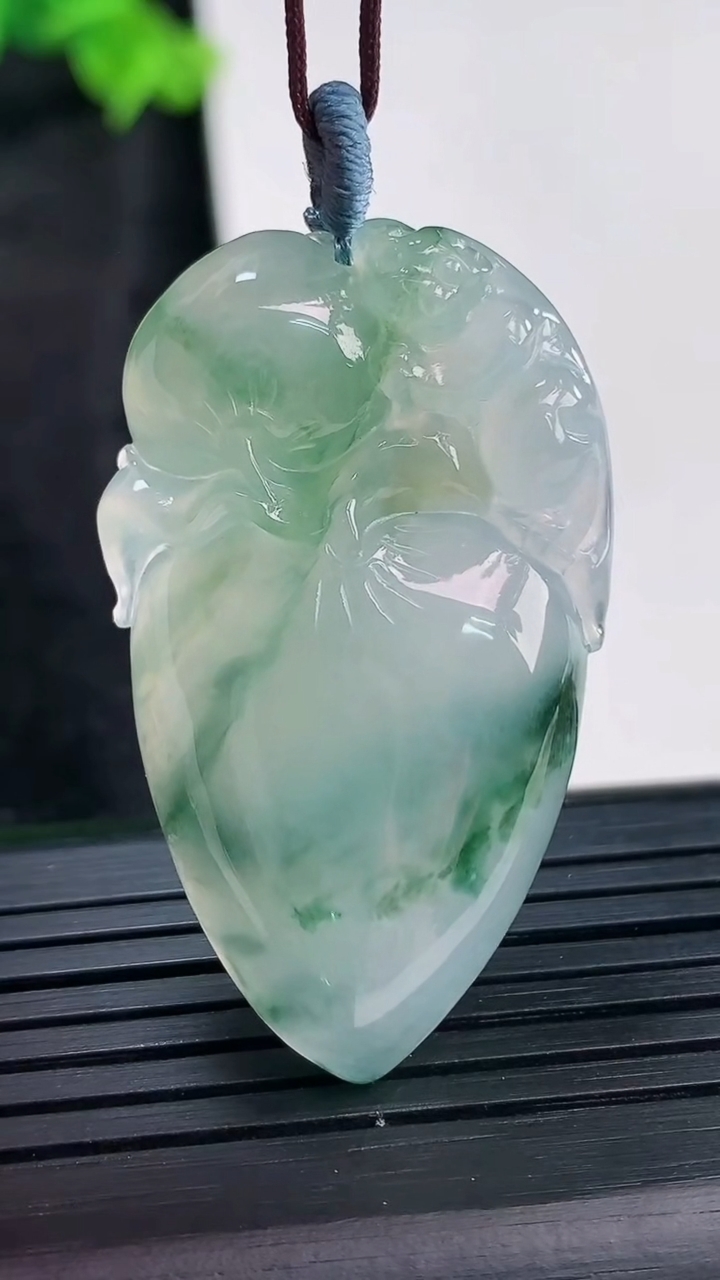 天然A货翡翠飘花寿桃吊坠，尺寸39.6-24-7重量:12.21g
3月29日