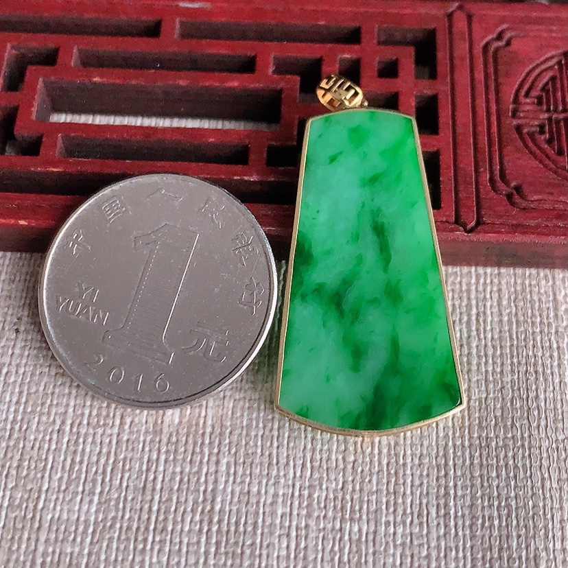 天然A货翡翠18K金镶嵌满绿无事牌吊坠 
尺寸34.6-19-2.6mm 重量4.74g 0328