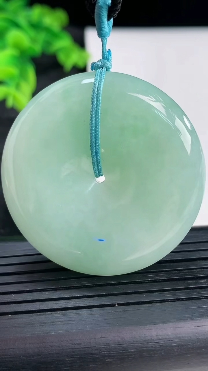 天然A货翡翠平安扣吊坠，尺寸43.6-9.5重量:37.56g
3月29日