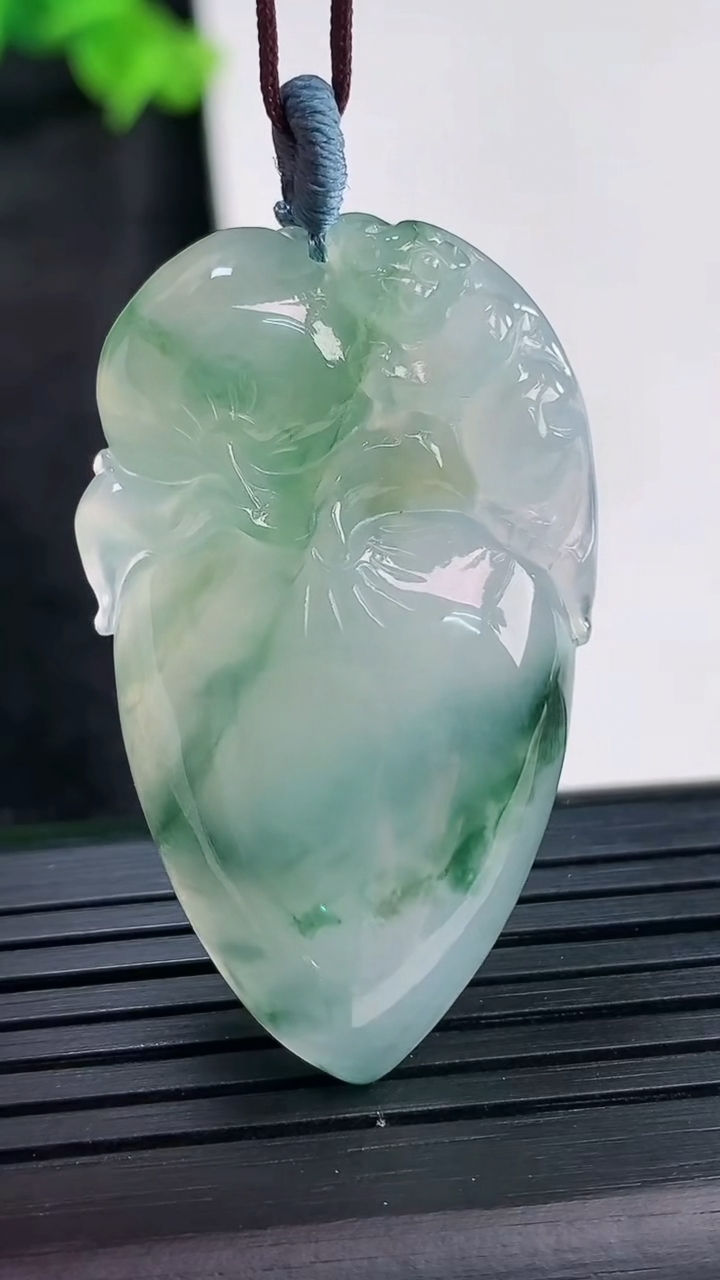 天然A货翡翠飘花寿桃吊坠，尺寸39.6-24-7重量:12.21g
3月29日