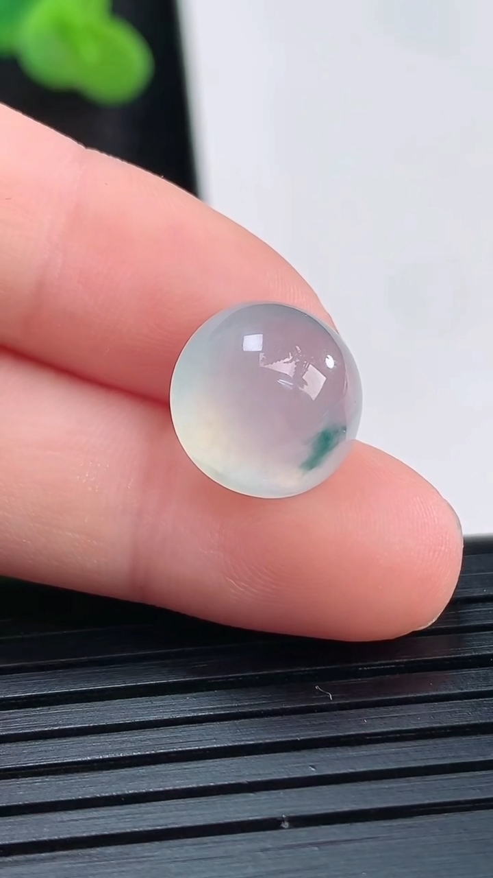 天然A货翡翠冰种飘花蛋面镶嵌件，尺寸12.5-7.2重量:1.68g
3月29日