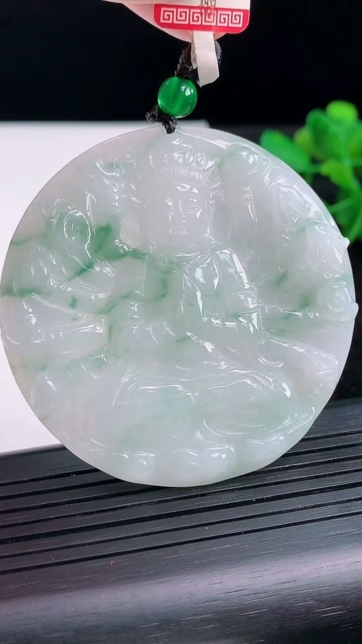 天然A货翡翠飘花千手观音菩萨吊坠，尺寸55-5.5重量:32.77g
3月29日