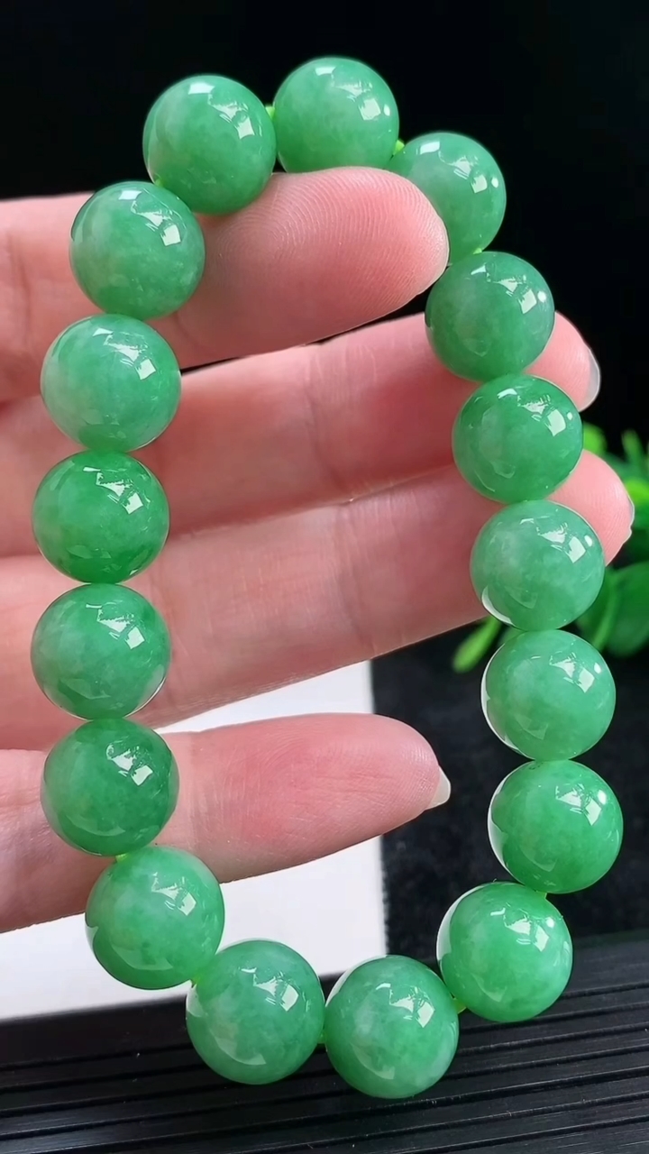 天然A货翡翠圆珠手串尺寸12重量:50.59g3月29日
工厂直销收藏佳品,种好水足，色泽均匀，有种