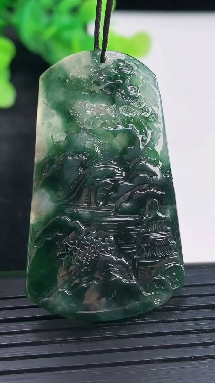 天然A货翡翠牌吊坠，尺寸47-28.5-5重量:13.78g
3月29日