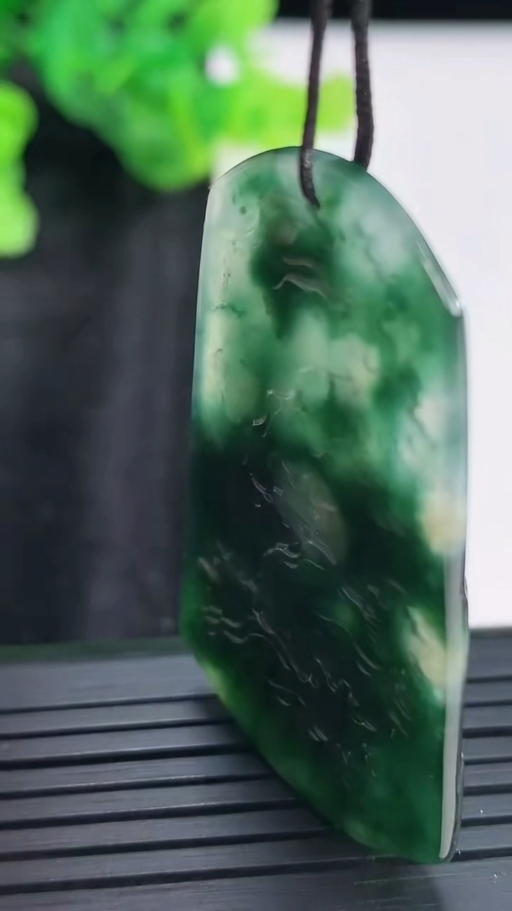 天然A货翡翠牌吊坠，尺寸47-28.5-5重量:13.78g
3月29日