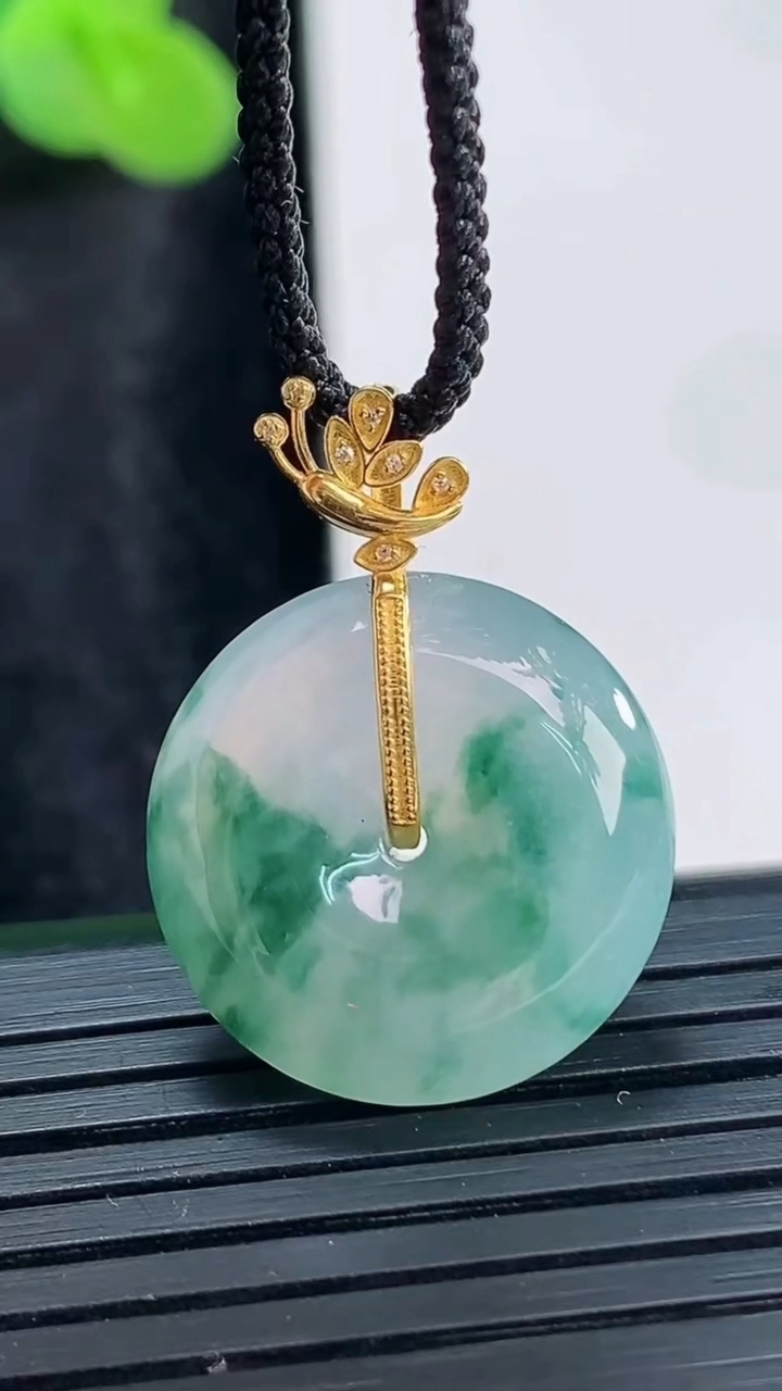 天然A货翡翠18k金飘花平安扣吊坠，尺寸19-5.8重量:4.30g
3月29日