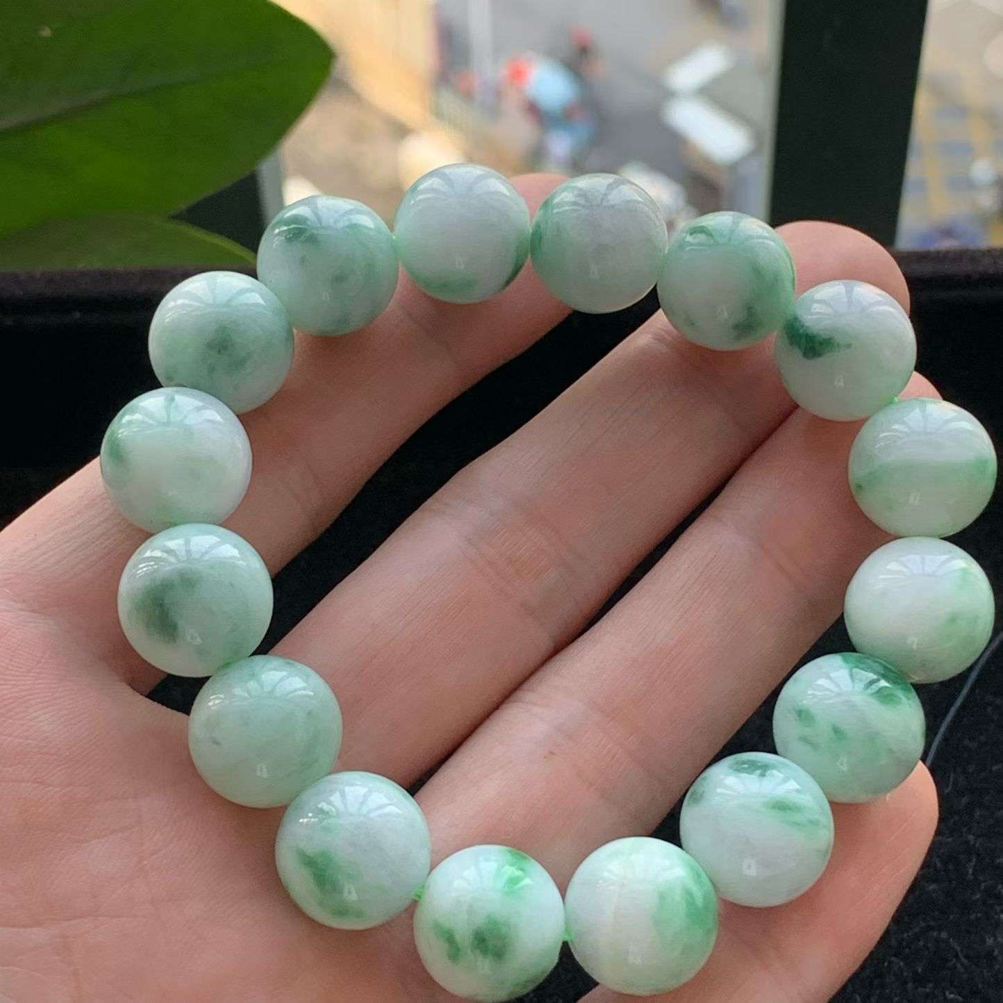 A货天然翡翠冰糯种飘绿手串13m16颗重量63.29
3月29日