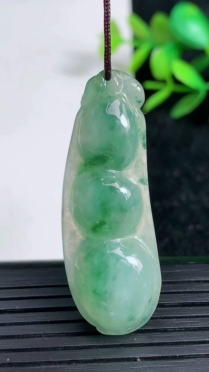 天然A货翡翠福豆吊坠，尺寸43.8-15.6-6.3，重:6.98g
3月29日