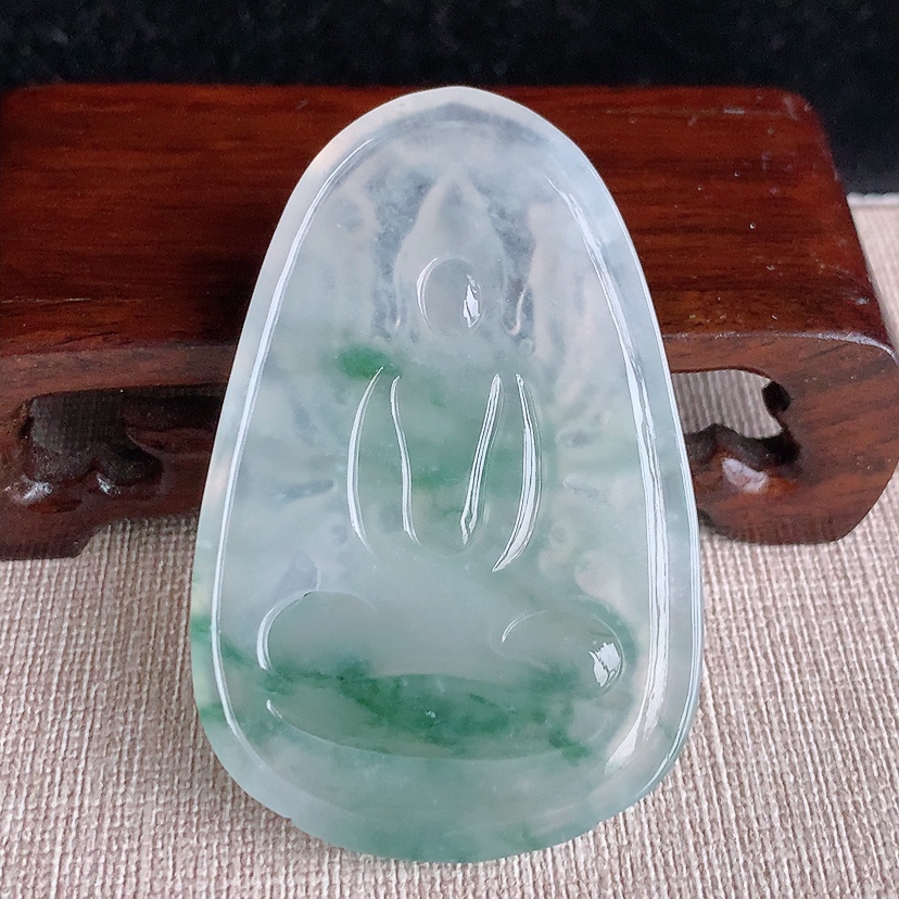 天然A货翡翠飘花千手观音吊坠 
尺寸60.2-39.2-5.8mm 重量23.90g 0328