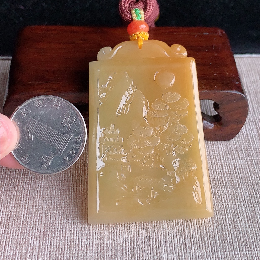 天然A货翡翠黄翡意境山水牌吊坠 
尺寸59.8-39.5-6.6mm 重量49.10g 0328