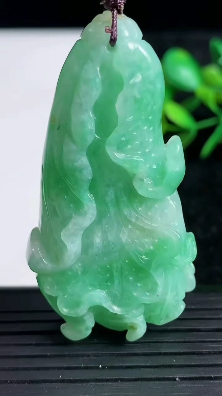 天然A货翡翠白菜吊坠，尺寸58-30.5-12.5，重:42.69g
3月29日