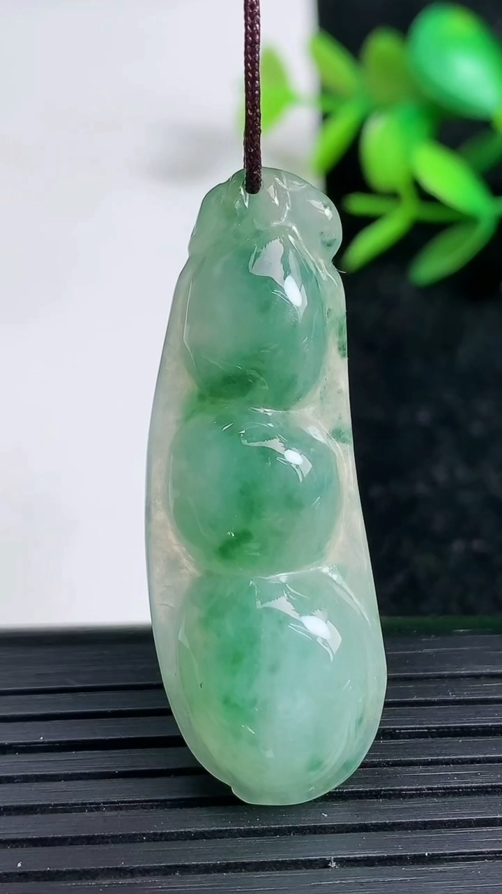 天然A货翡翠福豆吊坠，尺寸43.8-15.6-6.3，重:6.98g
3月29日