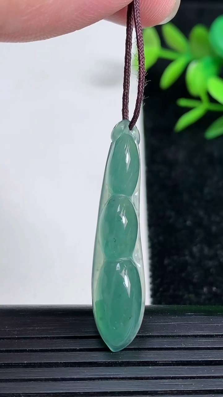 天然A货翡翠福豆吊坠，尺寸39-8.8-6.3，重:3.31g
3月29日