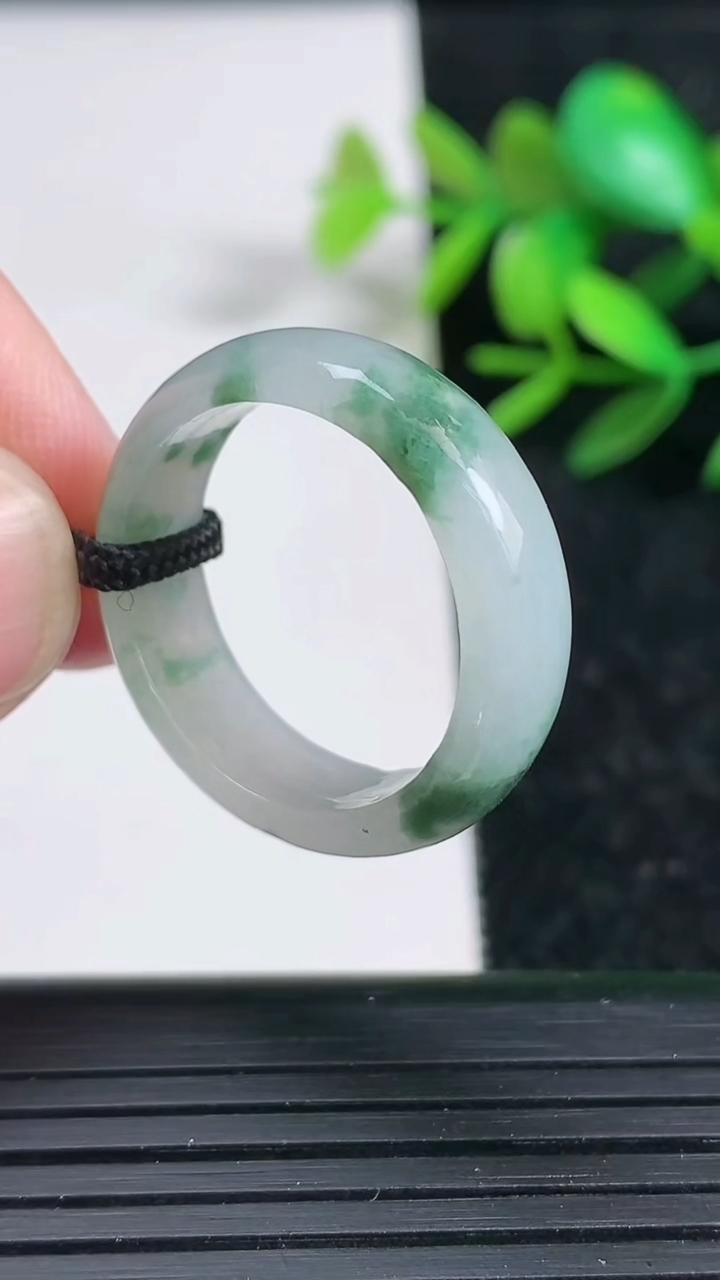 天然A货翡翠飘花指环戒指，尺寸20-7-3.5，重:4.43g2026年3月29日
工厂直销收藏佳品