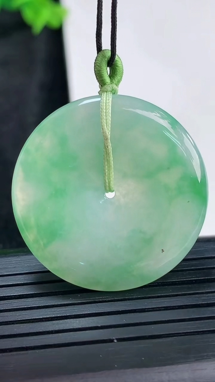 天然A货翡翠平安扣吊坠，尺寸33-5.2重量:12.10g
3月29日