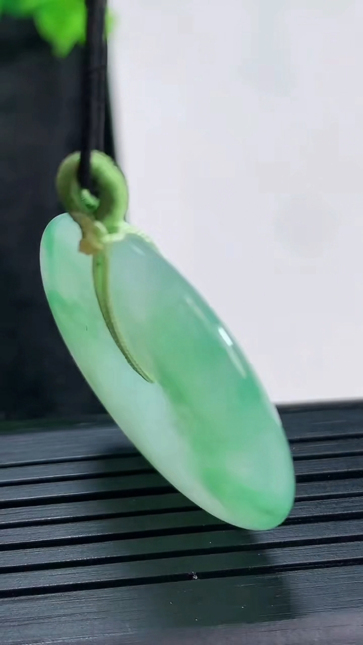 天然A货翡翠平安扣吊坠，尺寸33-5.2重量:12.10g
3月29日