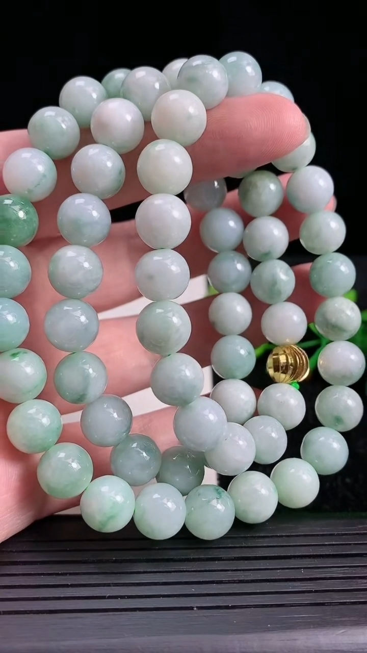天然A货翡翠圆珠项链，尺寸10，重:127.21g3月29日
工厂直销收藏佳品,种好水足，色泽均匀，有种有色，上手高大气！