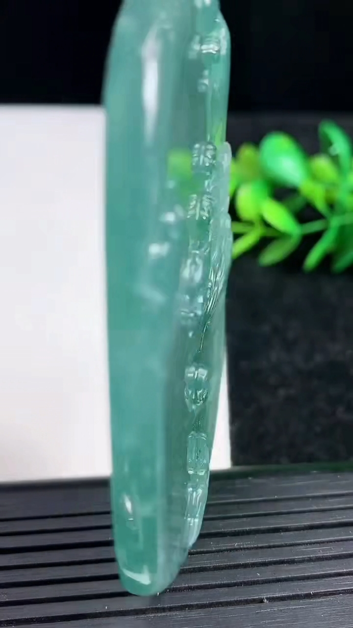 天然A货翡翠山水牌吊坠，尺寸71.6-46.5-6.2，重:44.48g
3月29日