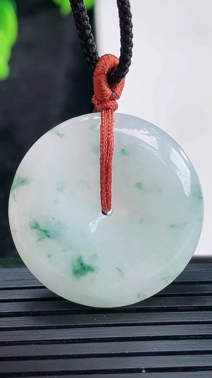 天然A货翡翠飘花平安扣吊坠，尺寸29-6重量:9.92g
3月29日