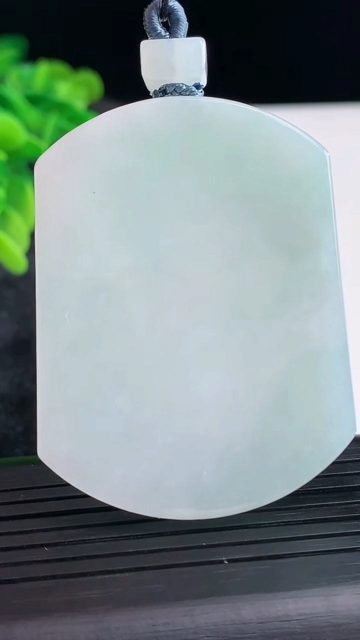 天然A货翡翠无事牌吊坠，尺寸53-40-5重量:33.33g
3月29日