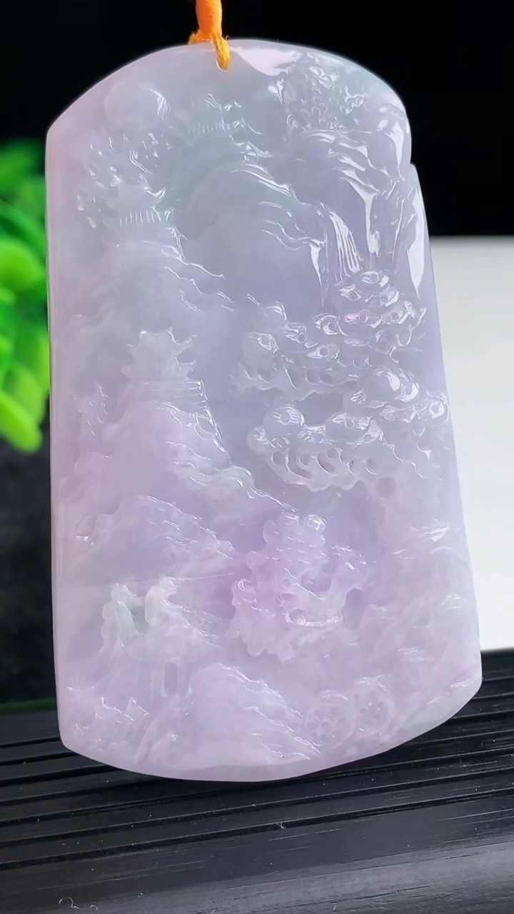 天然A货翡翠牌吊坠，尺寸71-42.5-9重量:59.33g
3月29日