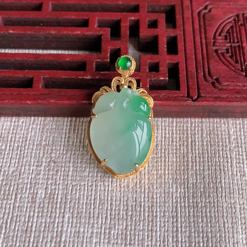 天然A货翡翠18K金镶嵌飘绿寿桃吊坠 
尺寸25.8-14.2-7.6裸石17.3-12.5mm 重量3.48g 0328