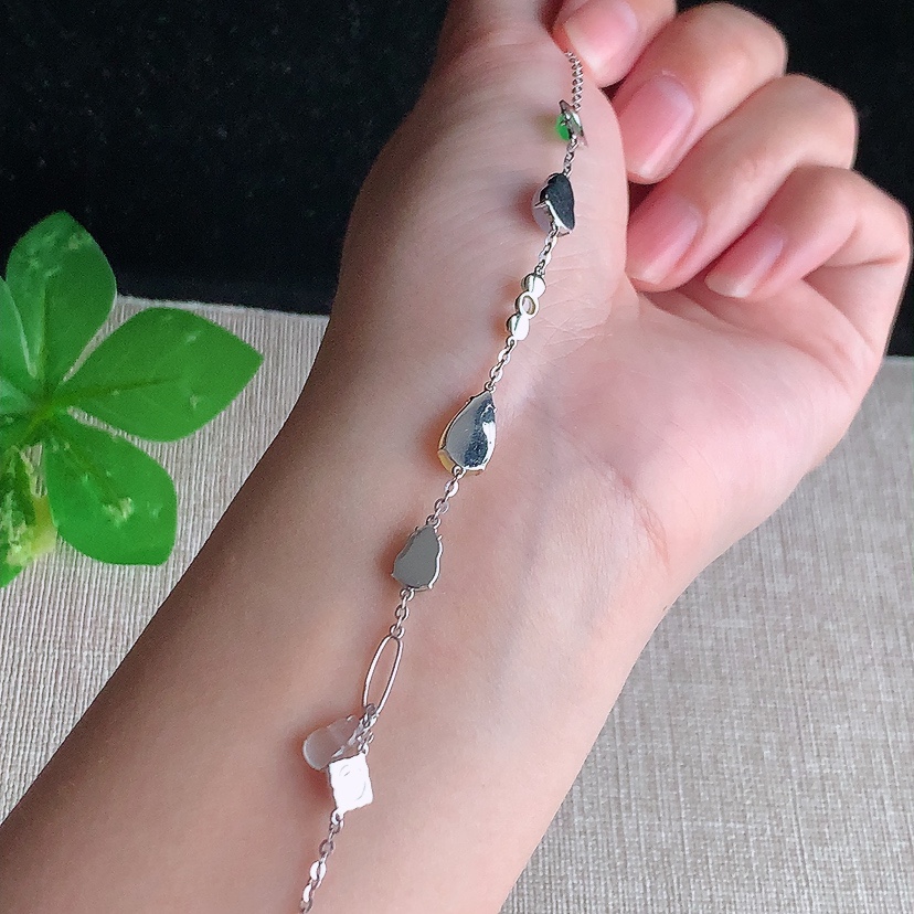 天然A货翡翠18K金镶嵌多彩葫芦手链 
尺寸8-6-3.3mm 重量2.60g 0328