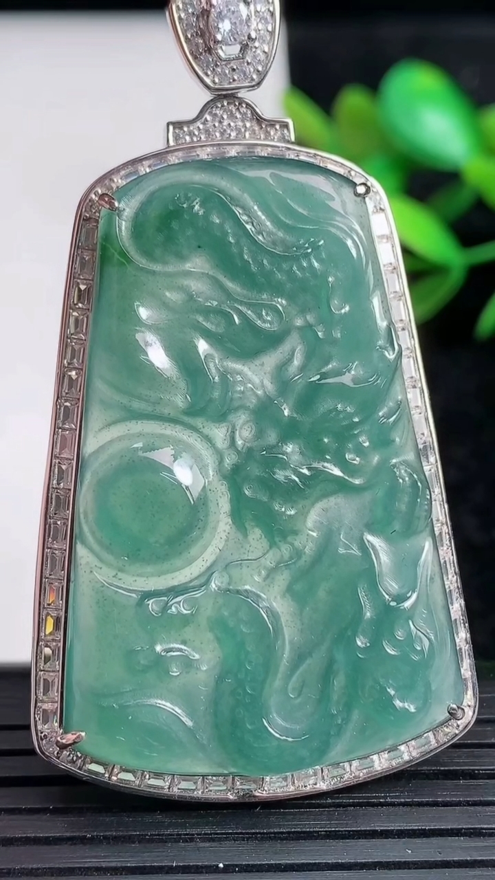 天然A货翡翠925银蓝水龙牌吊坠，尺寸61-33-8，重:17.78g
3月29日