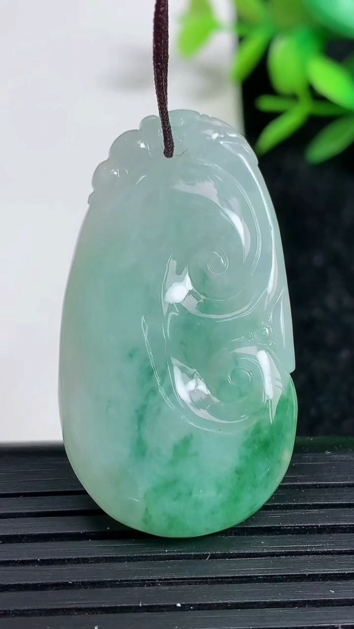 天然A货翡翠飘花如意吊坠，尺寸40.6-22.6-5.3，重:10.22g
3月29日