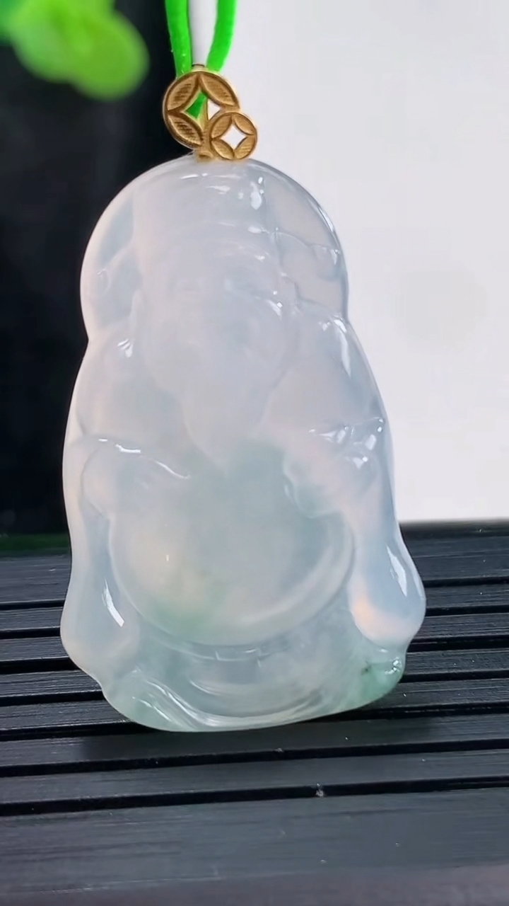 天然A货翡翠种飘花财神爷吊坠，尺寸32.5-21.5-4.8重量:5.73g
3月29日