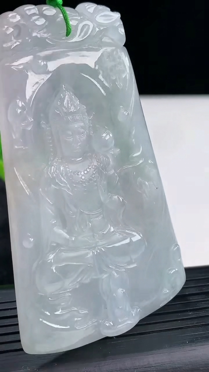 天然A货翡翠大势至观音菩萨吊坠，尺寸74-44-5重量:33.70g
3月29日