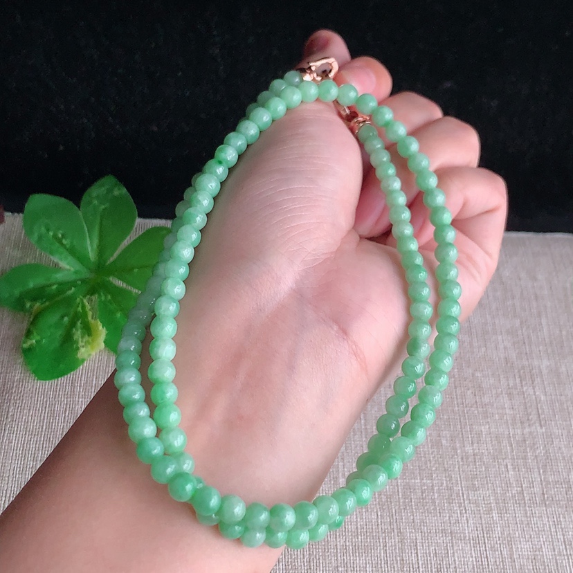 天然A货翡翠甜绿圆珠项链毛衣链116颗 
尺寸5mm 重量31.40g 0328