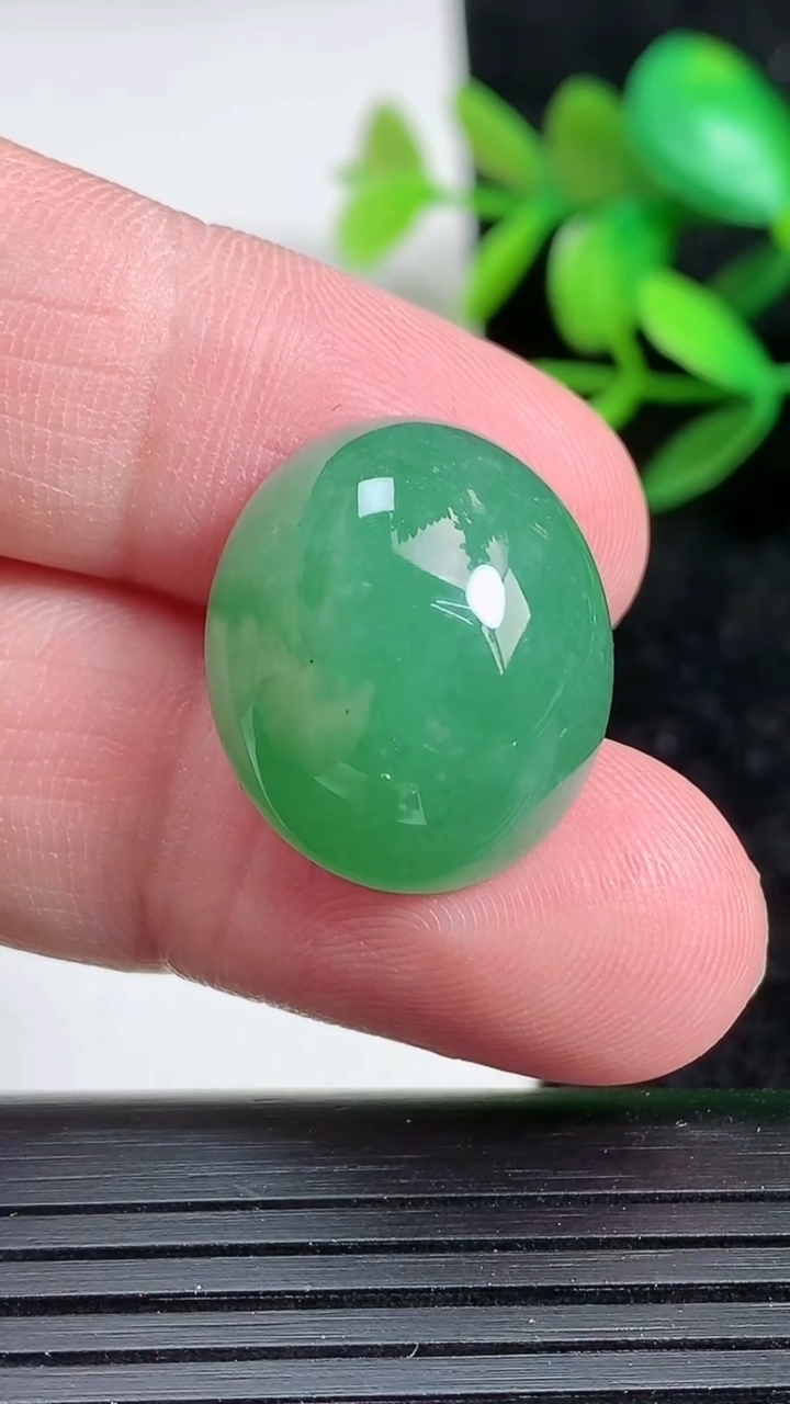 天然A货翡翠蛋面镶嵌件，尺寸21.2-18-10.5，重:6.25g
3月29日