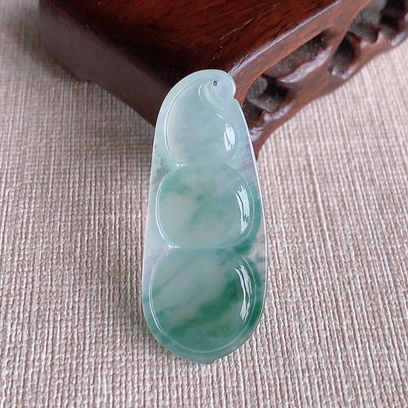 天然A货翡翠飘花四季豆福豆平安豆吊坠 
尺寸40.7-17.2-5.6mm 重量7.20g 0328