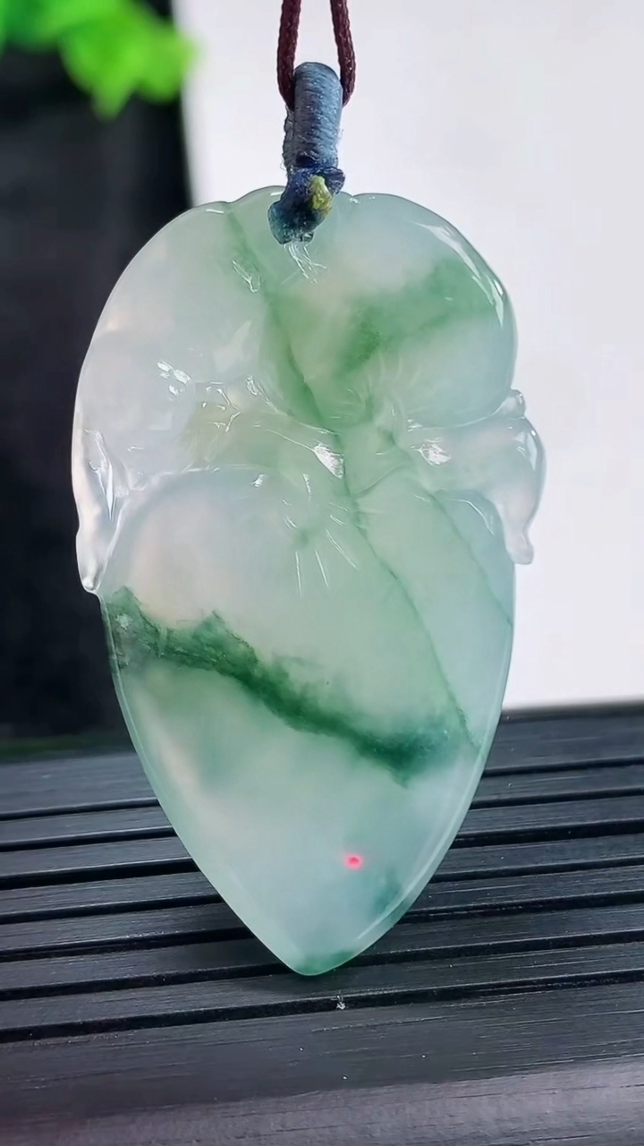 天然A货翡翠飘花寿桃吊坠，尺寸39.6-24-7重量:12.21g
3月29日