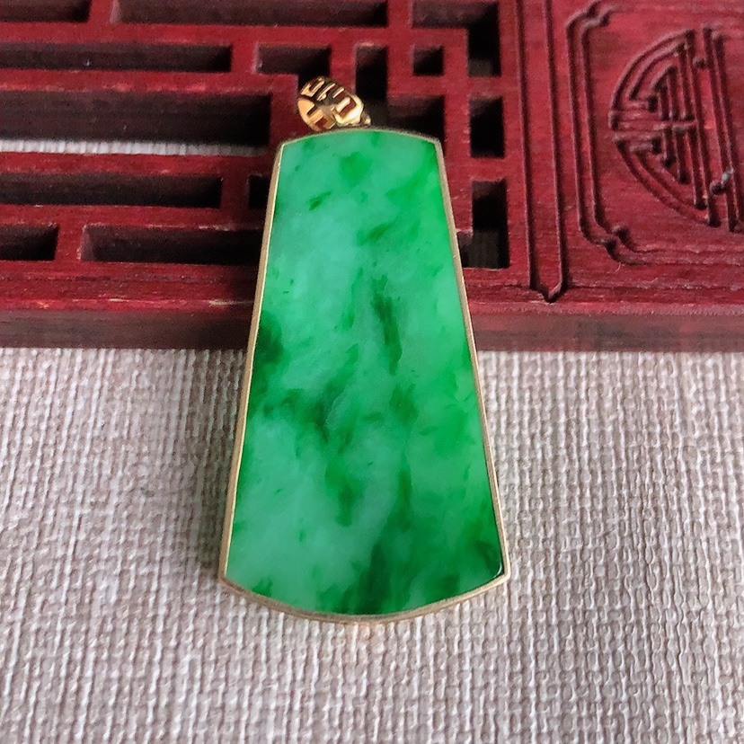 天然A货翡翠18K金镶嵌满绿无事牌吊坠 
尺寸34.6-19-2.6mm 重量4.74g 0328