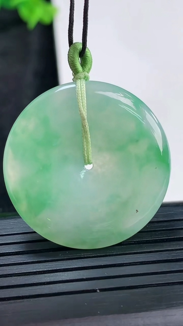 天然A货翡翠平安扣吊坠，尺寸33-5.2重量:12.10g
3月29日