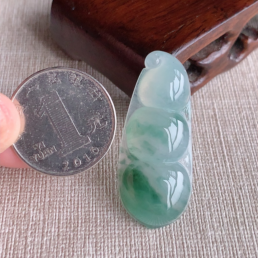 天然A货翡翠飘花四季豆福豆平安豆吊坠 
尺寸40.7-17.2-5.6mm 重量7.20g 0328