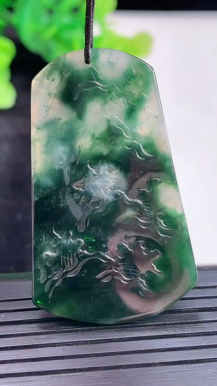 天然A货翡翠牌吊坠，尺寸47-28.5-5重量:13.78g
3月29日