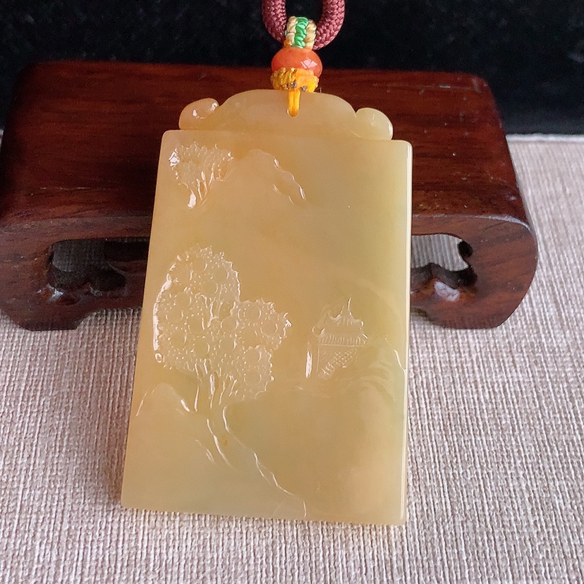 天然A货翡翠黄翡意境山水牌吊坠 
尺寸59.8-39.5-6.6mm 重量49.10g 0328