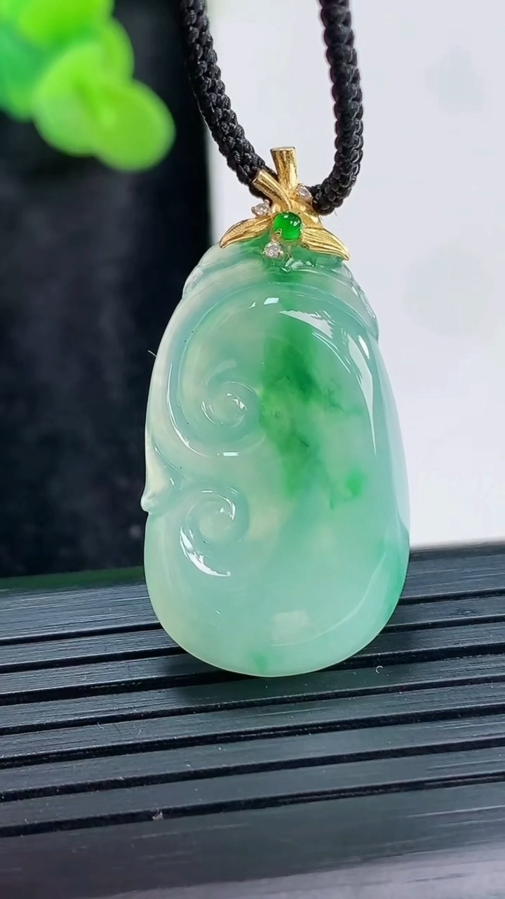 天然A货翡翠如意吊坠，尺寸27.5-18-5重量:5.09g
3月29日