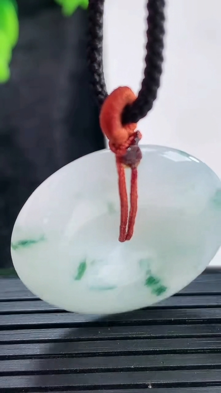 天然A货翡翠飘花平安扣吊坠，尺寸29-6重量:9.92g
3月29日