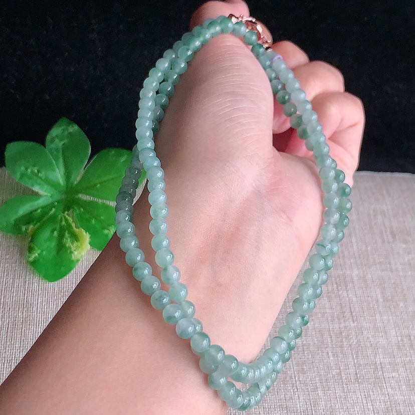 天然A货翡翠飘花圆珠项链毛衣链128颗 
尺寸4.8mm 重量26.30g 0328