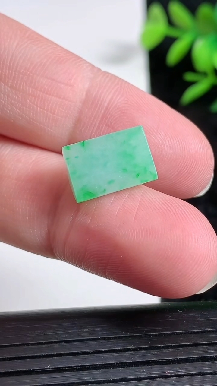 天然A货翡翠马鞍戒面，尺寸13.5-9-5.1，重:1.61g2026年3月29日
工厂直销收藏佳品,种好水足，色泽均匀，有种有色，上手高大气！