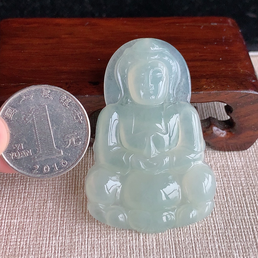 天然A货翡翠晴水正装观音吊坠 
尺寸53-35.5-5.4mm 重量16.15g 0328