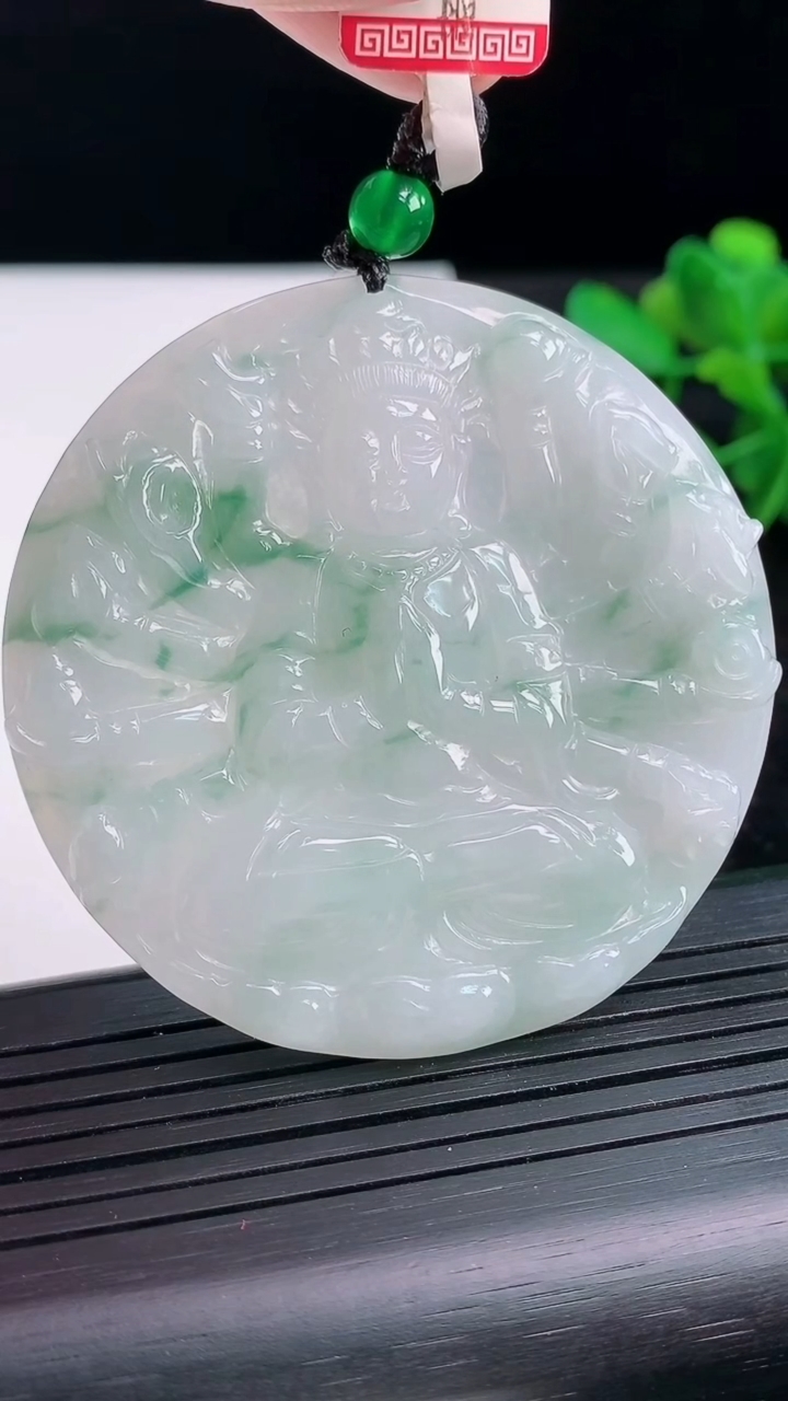 天然A货翡翠飘花千手观音菩萨吊坠，尺寸55-5.5重量:32.77g
3月29日