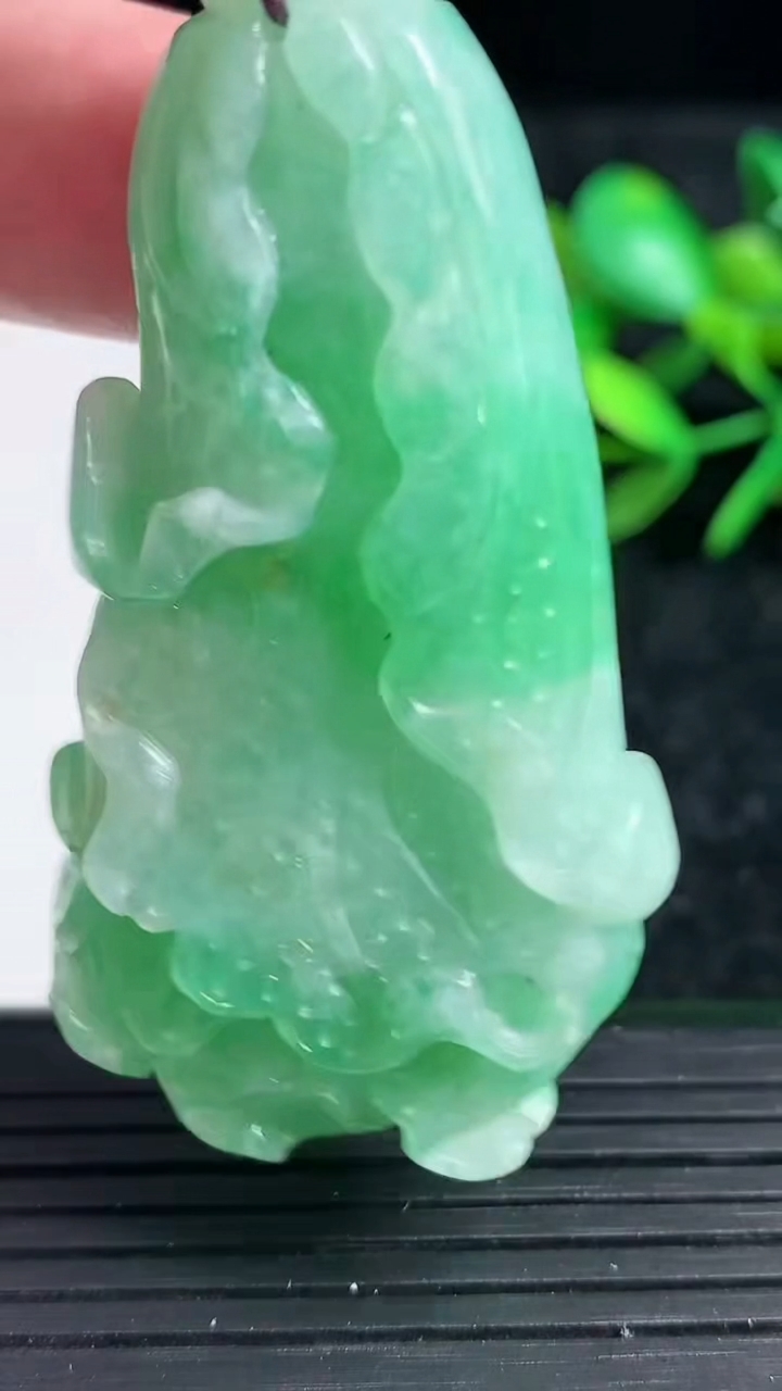 天然A货翡翠白菜吊坠，尺寸58-30.5-12.5，重:42.69g
3月29日