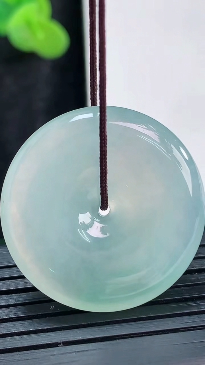 天然A货翡翠平安扣吊坠，尺寸29-6重量:10.40g
3月29日